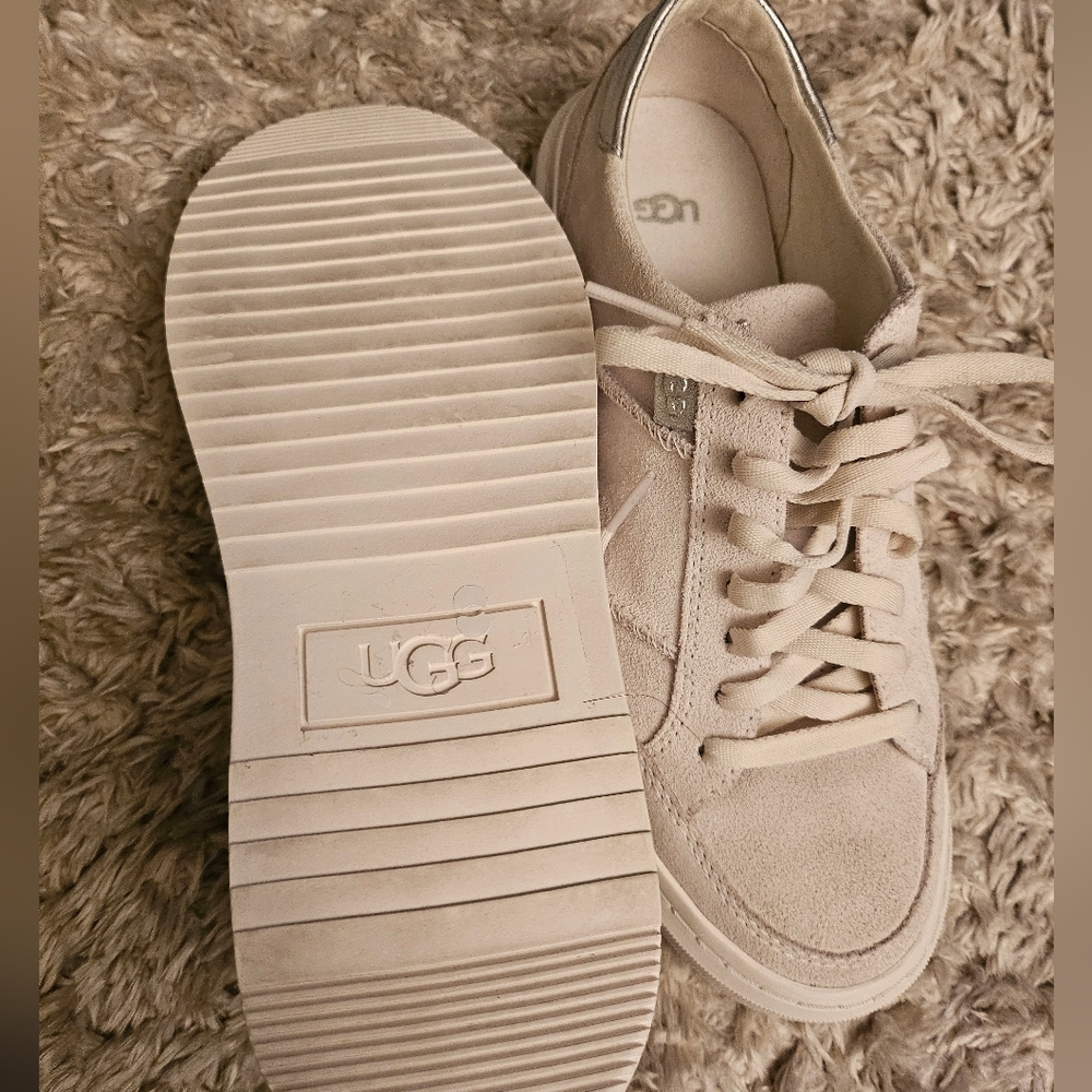 UGG - Picture 2 of 8